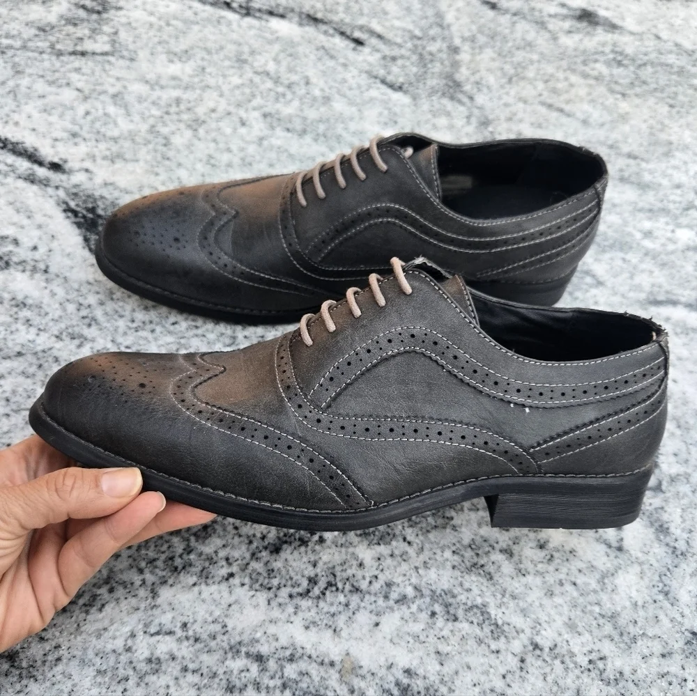 Perry Ellis exterior has
